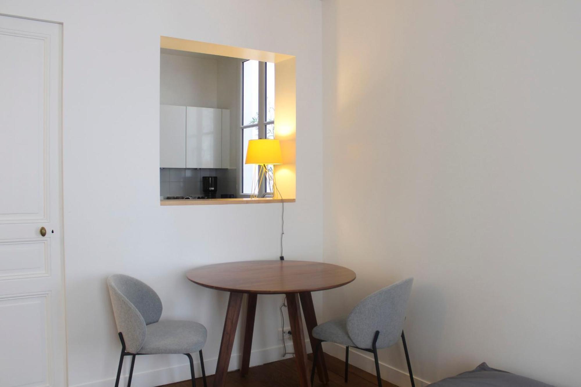 Charming 2-bedroom In The 16 * Parijs